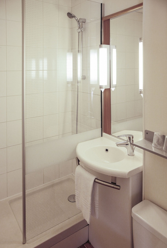 Bathroom 5, ibis Cambrai, Nord