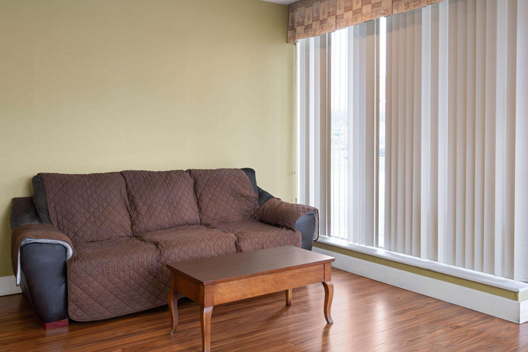 Public Area 3, Super 8 by Wyndham Youngstown/Girard, Trumbull