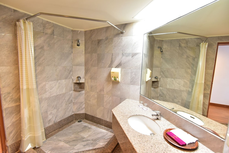 Bathroom 4, Thumrin Thana Hotel, Muang Trang