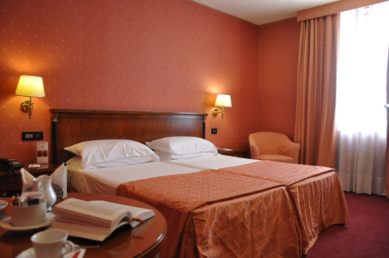 Bedroom 2, Ramada Naples City Centre, Napoli