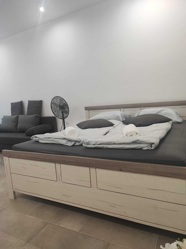 Room 3, Modern 2BR Apartment In Prime Vienna, Wien