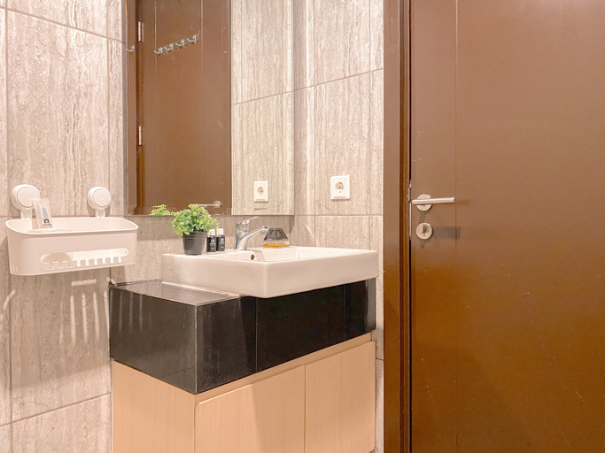 Bathroom 5, Cozy and Neat Studio at Cleon Park Apartment By Travelio, East Jakarta