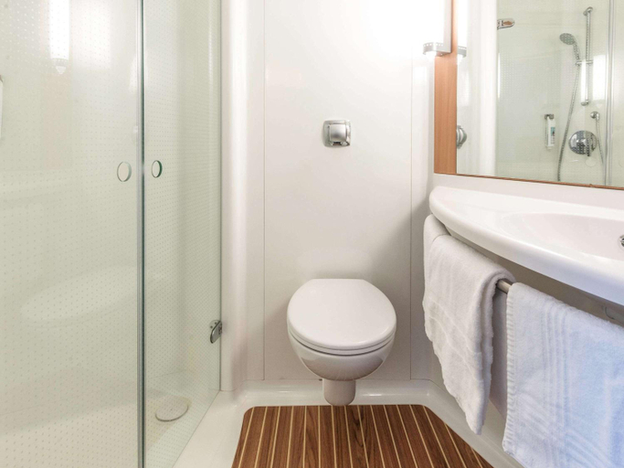Bathroom 3, Ibis Issoire, Puy-de-Dôme