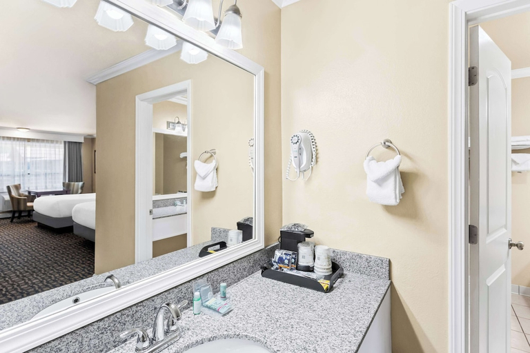 Bathroom 5, Best Western Miner's Inn, Siskiyou