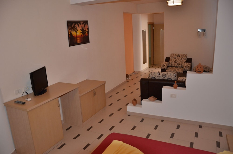 Others 5, Arel Hotel, Sarandës