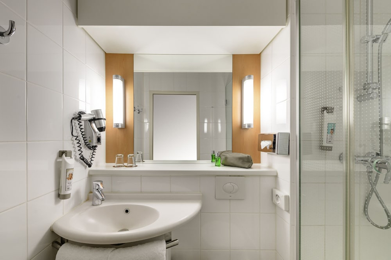 Bathroom, Ibis Hannover Medical Park, Region Hannover