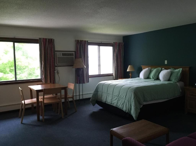 Room 4, Americinn, Wright