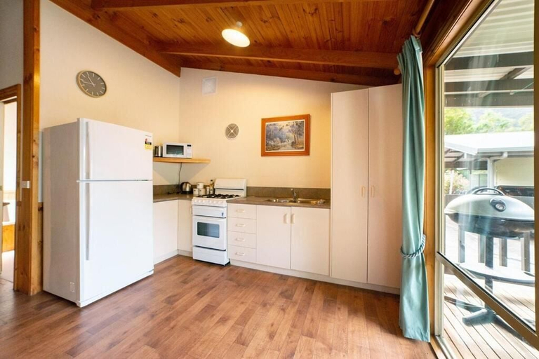 Private kitchen 3, Awonga Cottages, N. Grampians - Stawell