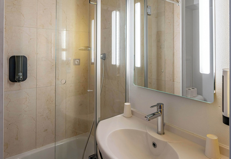 Bathroom 5, B&B HOTEL Bordeaux Lac/Bruges, Gironde