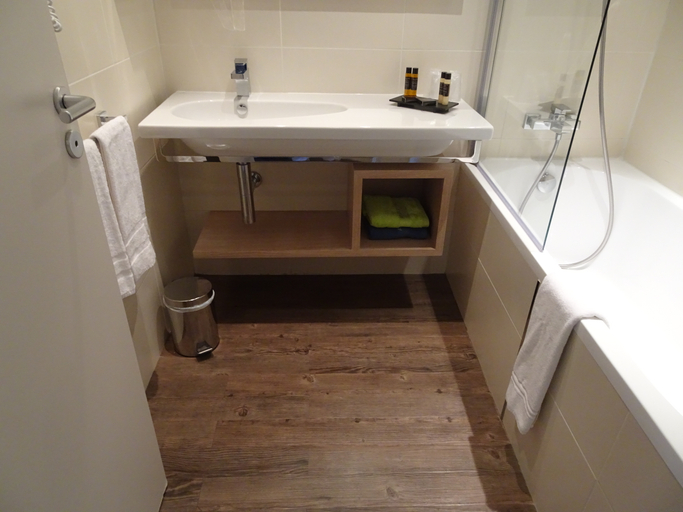 Bathroom 5, Hotel Aquabella and Spa, Bouches-du-Rhône