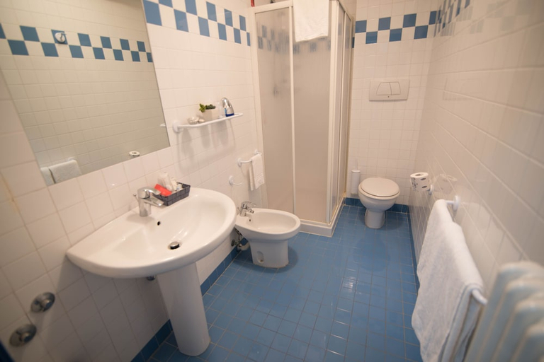 Bathroom 4, Hotel Il Settebello, Livorno