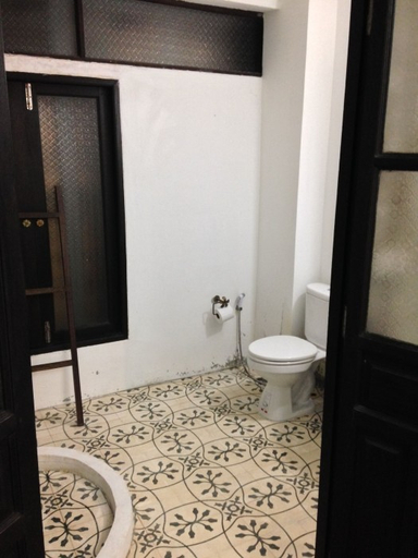 Bathroom 3, At Casa Guesthouse Amphawa, Amphawa