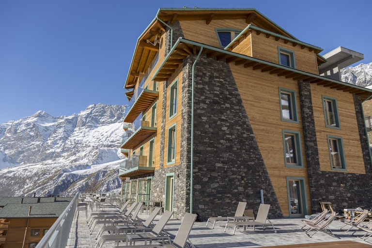 Exterior & Views