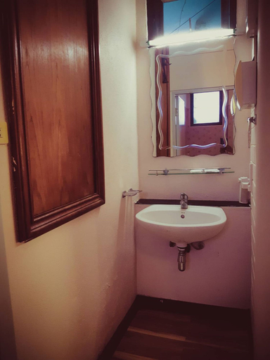 Bathroom 3, The Uncle Beach Resort, Bang Saphan Noi
