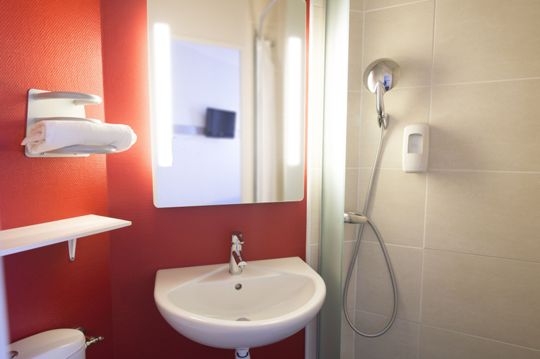Bathroom 3, B&B HOTEL Chatellerault, Vienne