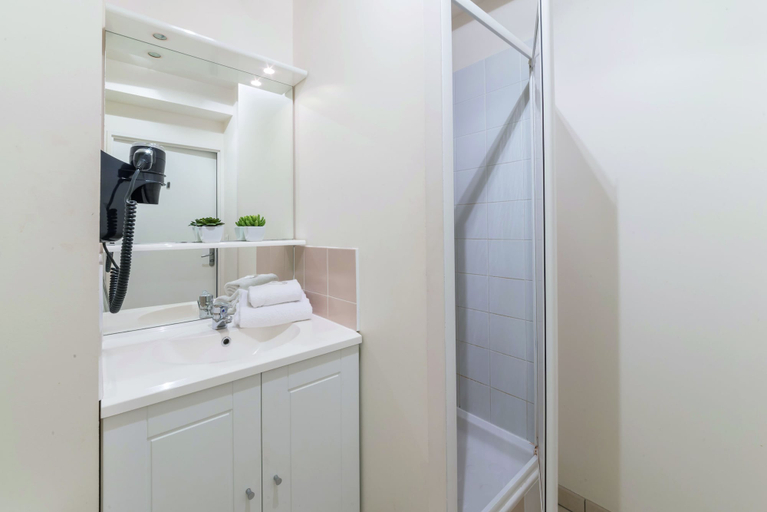 Bathroom 4, Appart City Confort Nantes Centre, Loire-Atlantique