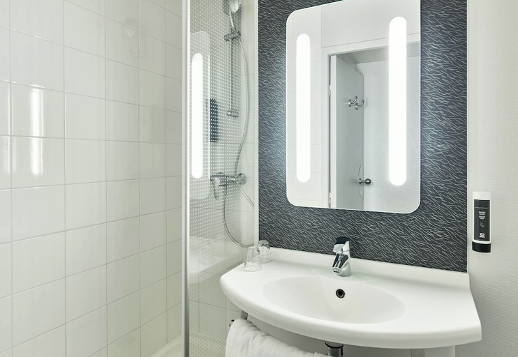 Bathroom 2, B&B HOTEL Versailles Le Chesnay, Yvelines