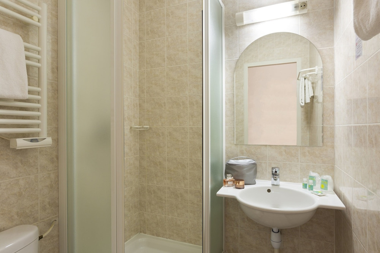 Bathroom 3, B&B HOTEL Strasbourg Aeroport, Bas-Rhin
