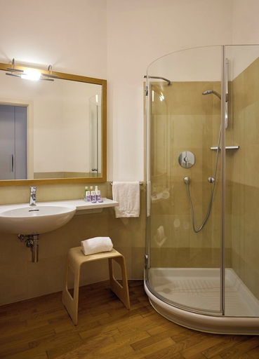 Bathroom 4, Hotel Emilia, Ancona