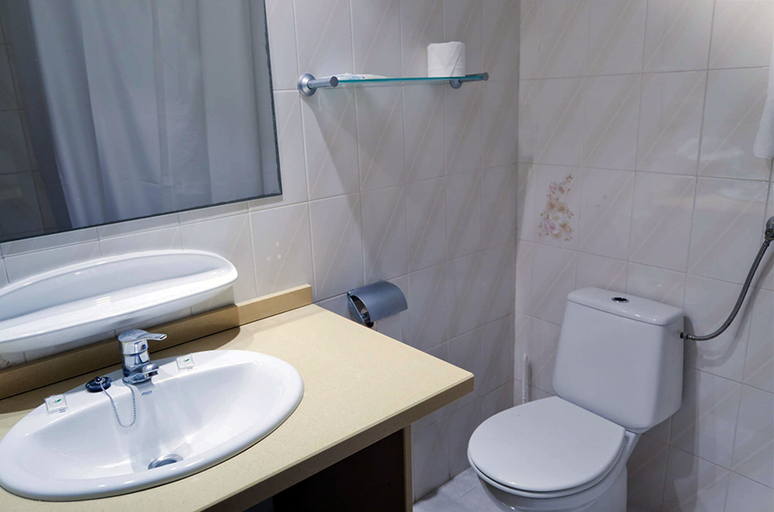 Bathroom 3, Aparthotel Vibra Bay, Baleares
