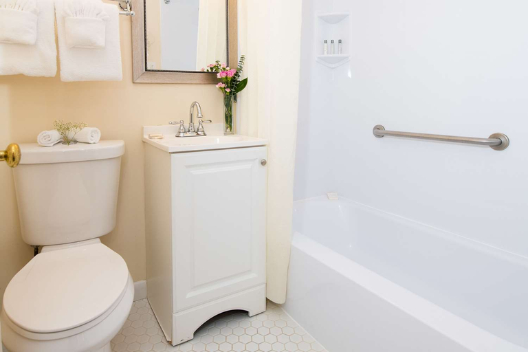 Bathroom 5, Rodeway Inn Middletown, Newport