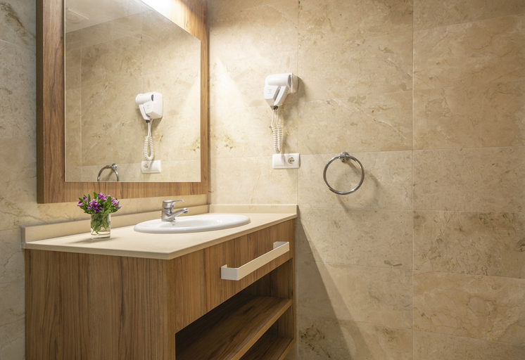 Bathroom 5, Pierre & Vacances Benidorm Horizon, Alicante