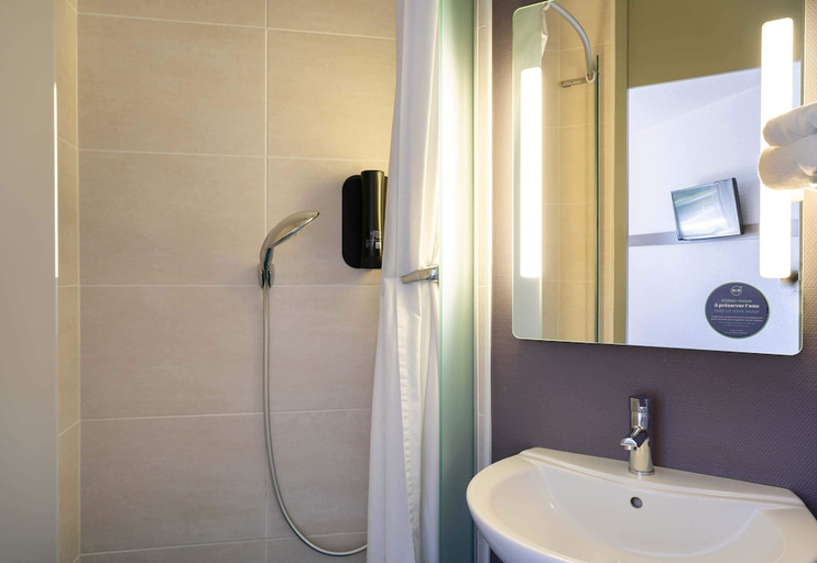 Bathroom 3, B&B Hotel Lorient Caudan, Morbihan