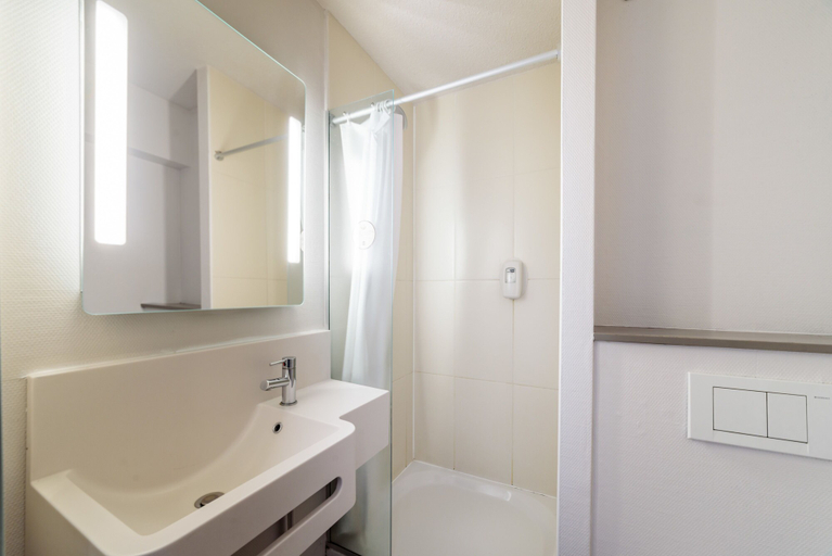 Bathroom 5, B&B HOTEL Belfort, Territoire de Belfort