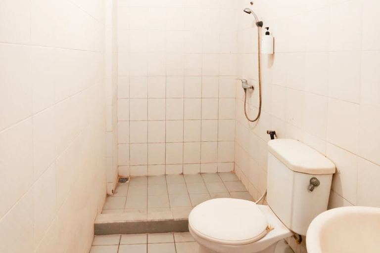 Bathroom 4, TwoSpaces Living at Keputran Homestay, Surabaya