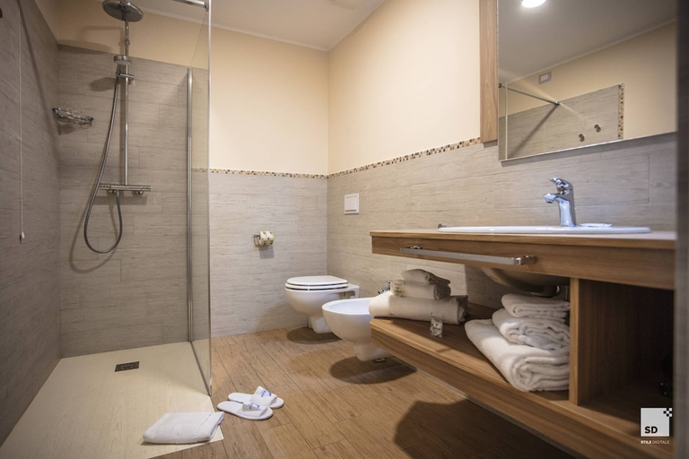 Bathroom 5, Tonicello Resort & SPA, Vibo Valentia