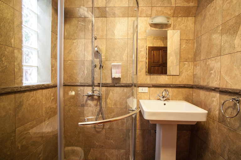 Bathroom 4, Baanpong Lodge, San Kamphaeng