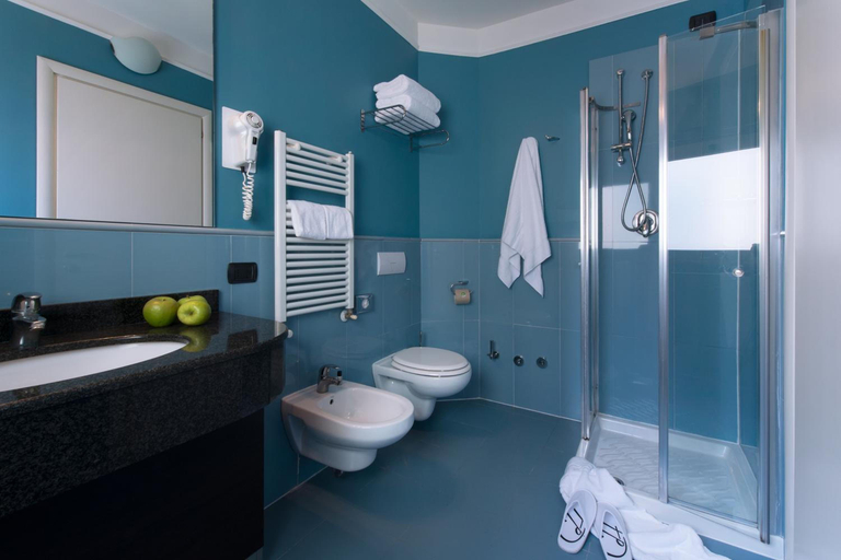 Bathroom 4, CDH Hotel La Spezia, La Spezia