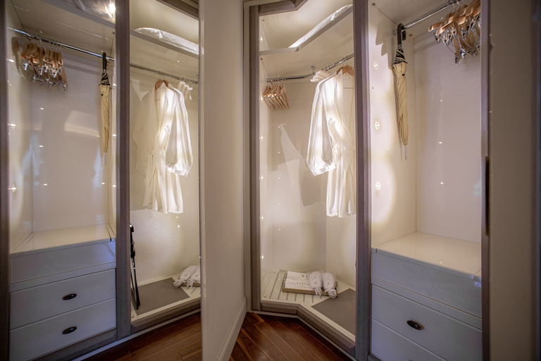 Bathroom 3, Palazzo Venezia, Como