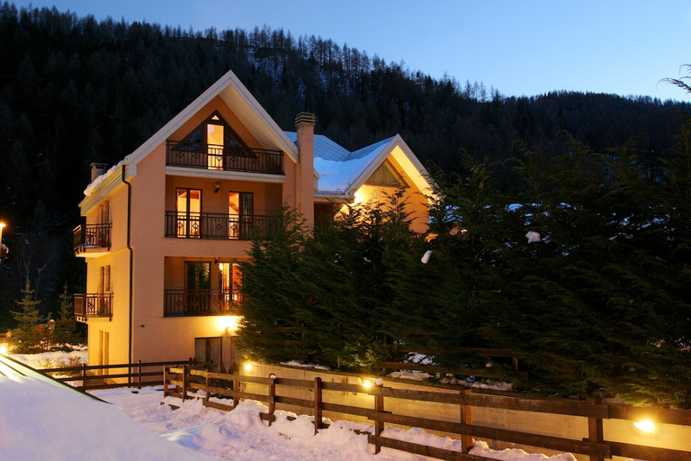 Exterior & Views