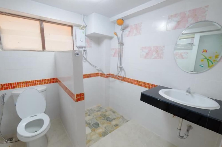 Bathroom, Jirawan Hotel, Muang Rayong