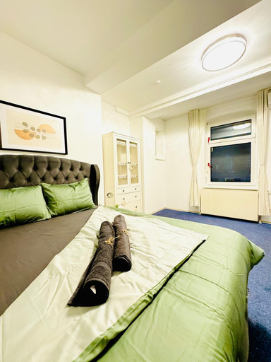 Room 3, Luxury 7 Bedroom Apartment Sleeps 16, Wien