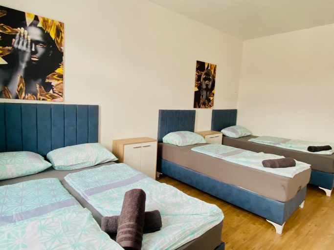 Room 3, 4BR Apartment for 15 Near Danube, Wien