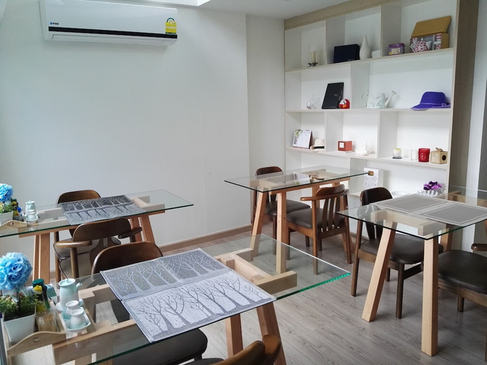 Food & Drinks, Sonrisa Siracha Condo, Si Racha