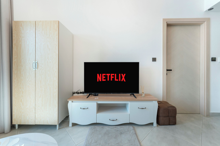 Television, Modern 1BR with Pool and Gym Al Jaddaf, Dubai
