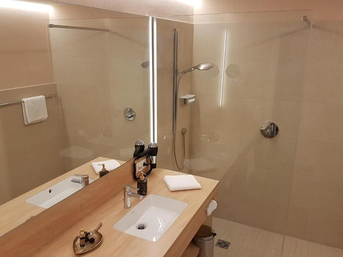 Bathroom 5, Restaurant & Hotel Einhorn, Rems-Murr-Kreis