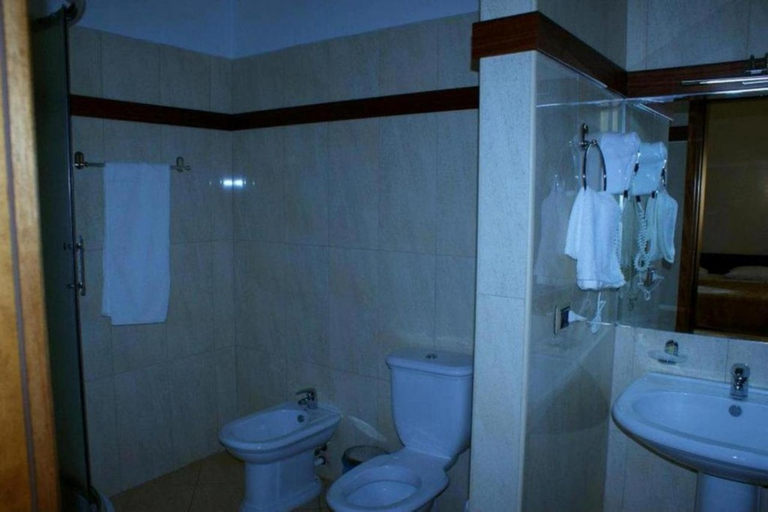 Bathroom, Colombo Hotel, Elbasanit