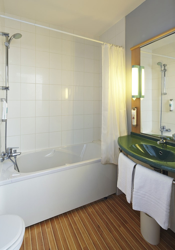Bathroom 4, ibis Chartres Ouest Luce, Eure-et-Loir