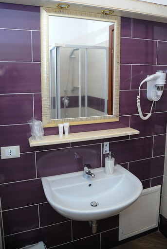 Bathroom 4, Riviera, Trapani