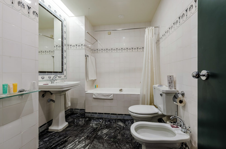 Bathroom 3, Hotel Metropole, Lisbon
