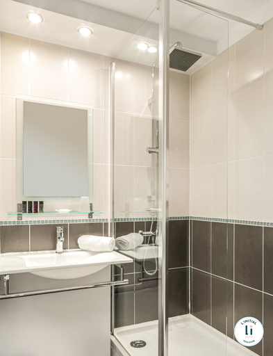 Bathroom 4, L initial Hotel, Haute-Garonne