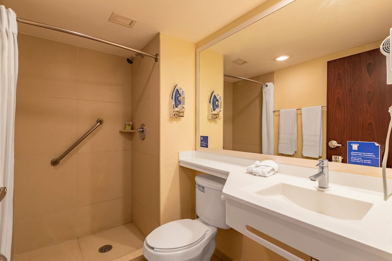 Bathroom 3, City Express by Marriott Playa Del Carmen, Cozumel