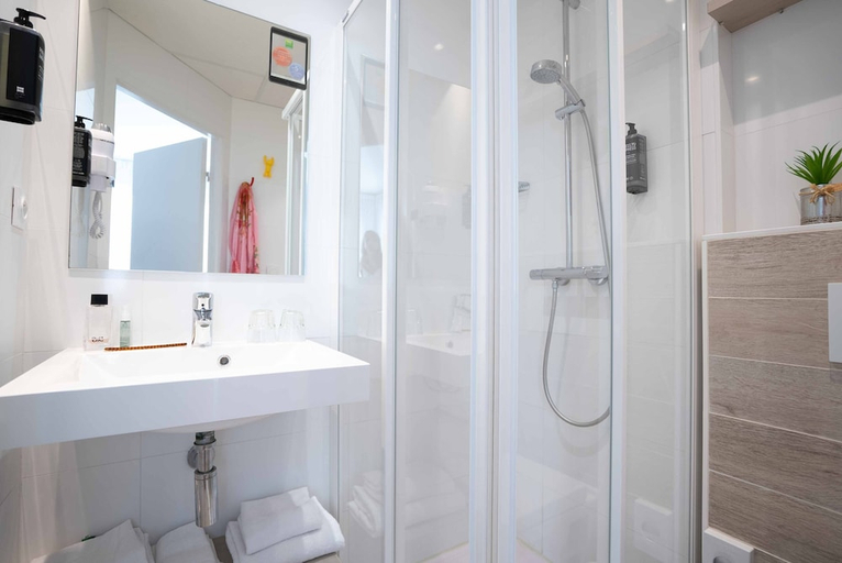 Bathroom 3, Ibis Styles Rennes Saint Gregoire, Ille-et-Vilaine