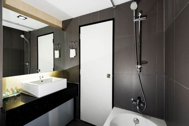 Bathroom 4, The Loft Seaside Sriracha Hotel, Si Racha