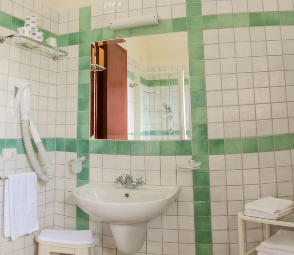 Bathroom 4, Parco Blu Club Resort, Nuoro