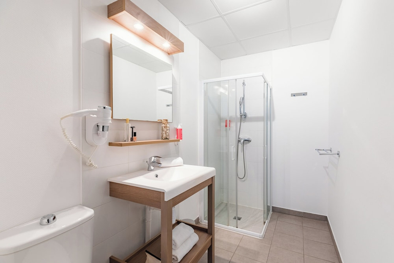 Bathroom 4, Appart'City Confort Cherbourg Centre Port, Manche